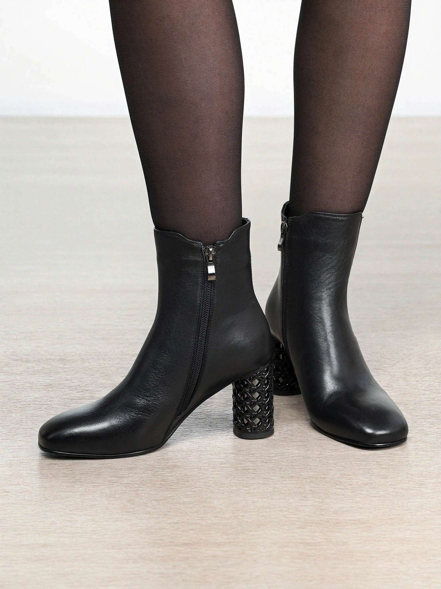 Ботильоны черного цвета на высоком круглом каблуке